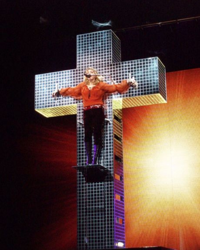 На концерте в Лос-Анджелесе Мадонна приковала себя к огромному зеркальному кресту, надела на голову "терновый венец" и исполнила балладу Live To Tell. По слухам, декорации обошлись певице в 8 миллионов долларов.