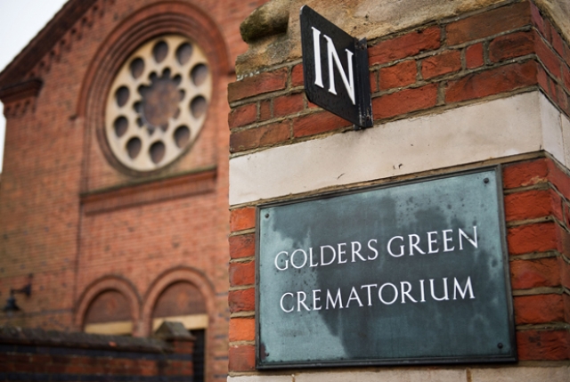 Произошло это в лондонском крематории Golders Green, где хранится прах многих британских знаменитостей, в частности Брэма Стокера.