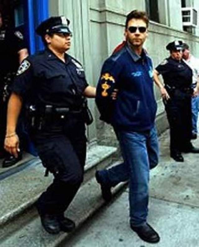 Знаменитый австралийский актер Рассел Кроу был арестован в Нью-Йорке в июле 2005 года по обвинению в том, что он применил насилие к служащему отеля. Полицейские доставили его в наручниках в криминальный суд Манхэттена. 