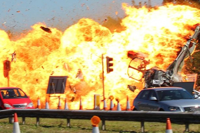 Крушение на авиашоу "Шорхем" (2015). Истребитель, выполнявший фигуры высшего пилотажа, не успел завершить "мертвую петлю" и врезался в автомобили, которые двигались по шоссе.