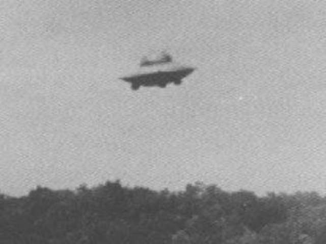 Вунсокет, штат Род Айленд, 1967 год. Гарольду Труделю удалось сделать несколько снимков в районе Восточного Вунсокета в США. На фотографиях можно разглядеть купол на дискообразном объекте слегка асимметричной формы. Трудель утверждал, что НЛО передвигался очень быстро. Очевидец наблюдал за "тарелкой" в течение пяти минут, пока та не устремилась на север. 
