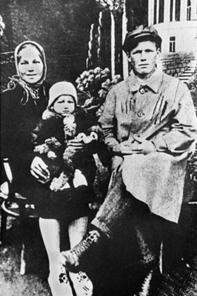Родители Бориса Ельцина. Отец первого российского президента Николай был репрессирован, а после работал мастером на стройке химкомбината, а мать, Клавдия Старыгина, происходила из крестьян, работала портнихой.
