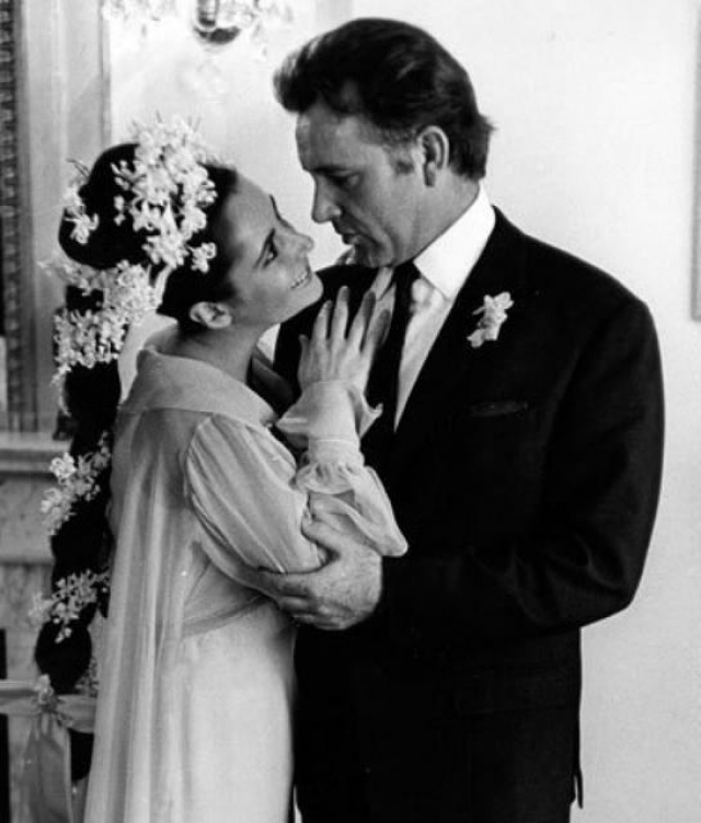 Начав работать над фильмом “Клеопатра”, Лиз влюбилась в актера Ричарда Бартона и ушла к нему. Первое время оба они еще были женаты. В 1964 году они поженились. Вымотанные бурными отношениями, приняли решение расстаться. Их брак продлился 10 лет.