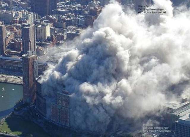 Согласно выводам Комиссии 9/11, приблизительно 16 000 человек находились в башнях ВТЦ ниже зоны попадания самолетов. Большая часть из них выжила, будучи эвакуированной перед разрушением зданий. 