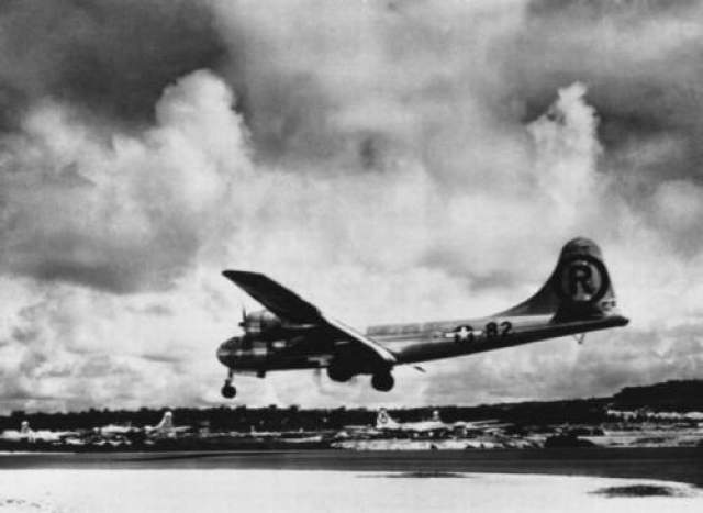 Бомба была сброшена пилотом Чарльзом Суини, командиром бомбардировщика B-29 "Bockscar". 