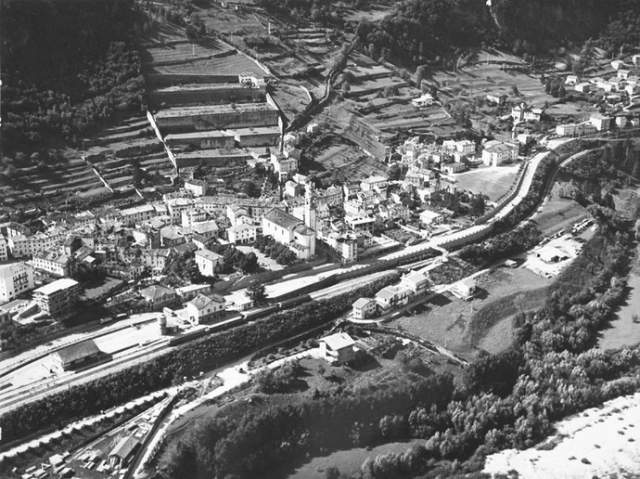 В начале 1960-х эта гидроэлектростанция была самой высокой в мире, она производила впечатление инженерного шедевра, образцово-показательного продукта итальянского "экономического чуда", стремительного послевоенного восстановления страны.  На фото: так выглядел Лонгароне до катастрофы, в начале 1960-х.