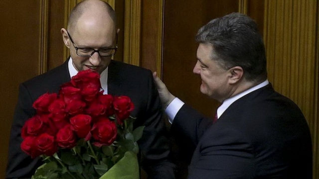 Пользователи Сети довольно долго обсуждали традицию Порошенко дарить цветы вновь назначенным министрам-мужчинам.