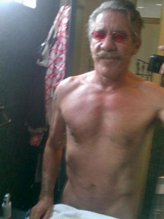 Адвокат, писатель и телеведущий Херальдо Ривера в час ночи 21 июля, 2013 года опубликовал фотографию себя, прикрытого полотенцем, с заметкой "70 - новые 50".
