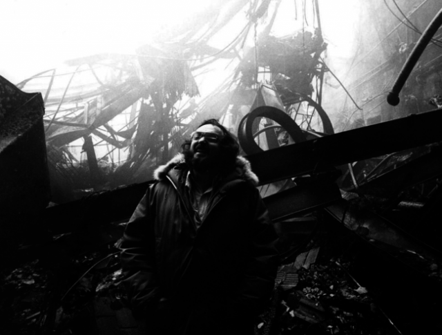 Стенли Кубрик, смеющийся над сгоревшими декорациями к ужастику "Сияние" в Elstree Studios