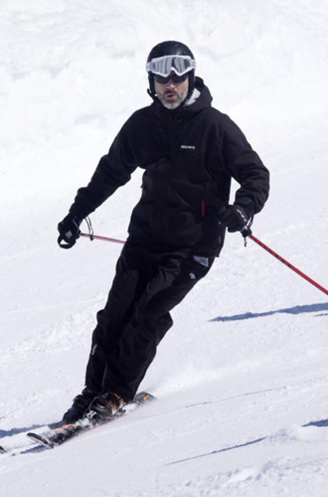 Также испанский монарх любит зимние виды спорта и прекрасно катается на лыжах.