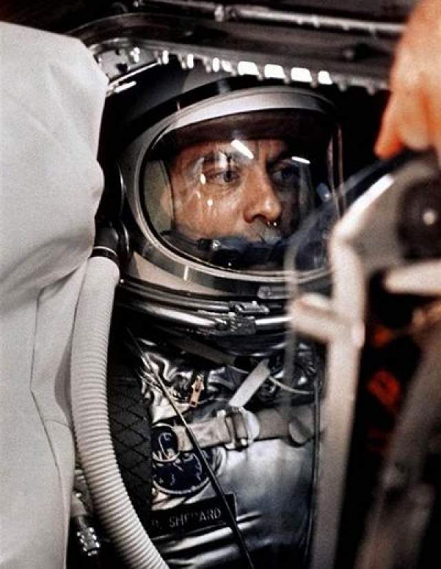 Первый американец в космосе - Алан Шепард, 5 мая 1961 года. 