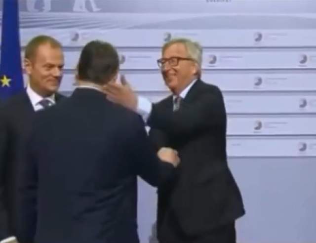 Серьезное политическое мероприятие - саммит в Литве - превратился в детский утренник. Председатель Еврокомиссии попросил бельгийца Шарля Мишеля склонить лысеющую голову, после чего поцеловал его в макушку, а премьера Венгрии Виктора Орбана Юнкер назвал "диктатором", после чего сжал его руку и отвесил "дружескую" оплеуху. 