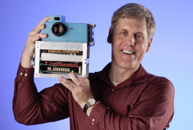 Цифровая фотокамера. В 1975 году инженер Стивен Сассон из компании Kodak создал первый цифровой фотоаппарат. Его камера весила почти три килограмма и могла делать снимки размером 100×100 пикселей на магнитную ленту компакт-кассеты. Один кадр записывался 23 секунды.