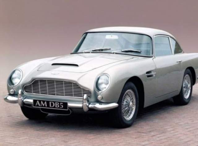 Aston Martin DB5  В фильмах про Джеймса Бонда конкретные модели автомобилей, на которых ездил агент 007, мало кто запоминает. А вот вся марка Aston Martin у большинства ассоциируется именно с легендарным шпионом. Самым узнаваемым и популярным "бондмобилем" считается Aston Martin DB5, который впервые появлялся в серии "Голдфингер" в 1964 году. 