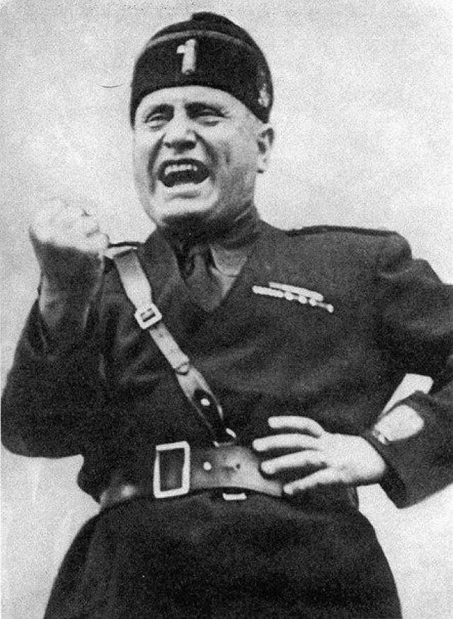 Бенито Муссолини В 1919 году он основал итальянское фашистское движение, а в 1922 году, став премьер министром Италии образовал однопартийное правительство (обязательное условие тоталитарной системы!), которое и возглавил как "Дуче", или диктатор. 