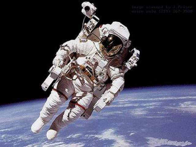 Первый в истории человек, работавший в открытом космическом пространстве без какой-либо связи с кораблем (в свободном полете) - астронавт Брюс МакКэндлесс ll, 7 февраля 1984 года. 
