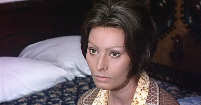 Актрисе даже довелось поработать и с русскими режиссерами: в 1969 году Софи Лорен снялась в советско-итальянском фильме "Подсолнухи". А всего ей удалось сыграть в двадцати с лишним лентах.