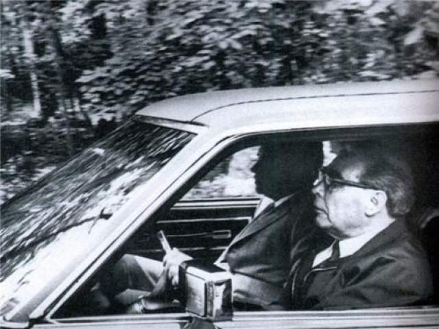 Брежнев за рулем везет пассажира - Президента США Ричарда Никсона