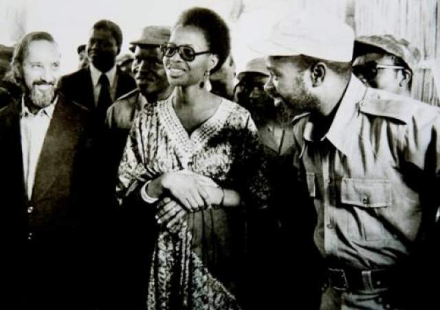 За своего первого мужа, Самора Мешала - президента Мозамбика, Симбине вышла в 1975 году, и их брак просуществовал до 1986 года, пока Машел не погиб в авиакатастрофе. 