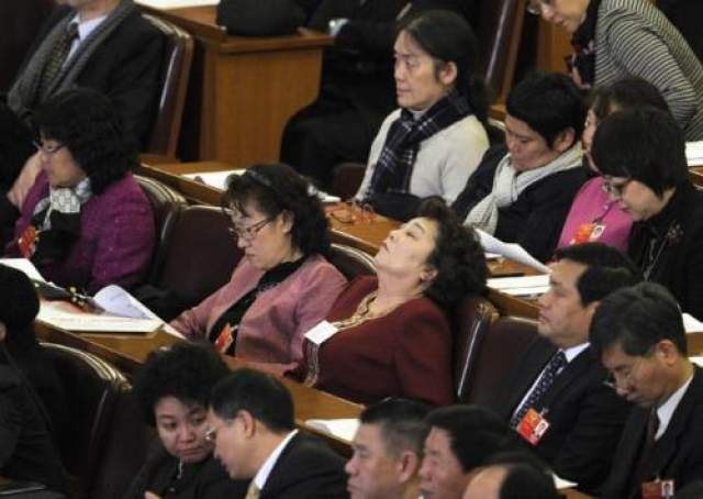 А заседание Народного политического консультативного совета так утомило одну даму, что она, не прячась, гордо откинувшись на спинку, сладко вздремнула. Коллеги между тем продолжили работать. 