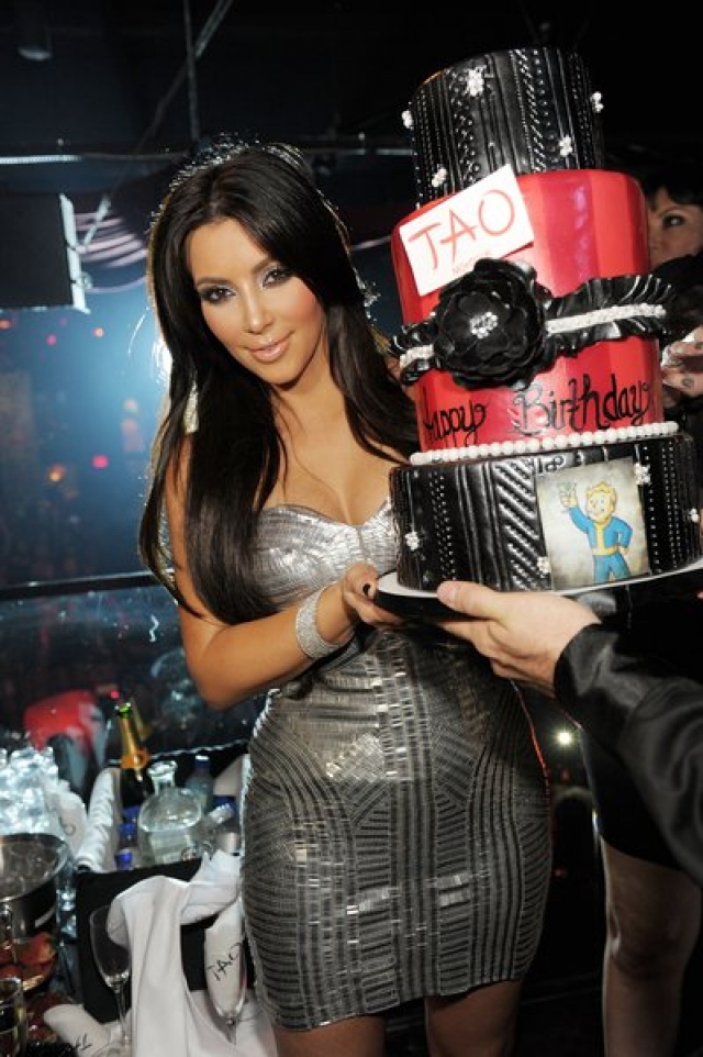 В 2012 году ночной клуб Tao (Лас-Вегас) пригасил Ким Кардашян на новогоднюю вечеринку в качестве VIP-гостьи. Конечно, звезда могла отметить Новый год где угодно, но когда ей предложили за выход в свет $600 тыс., Ким не стала раздумывать.