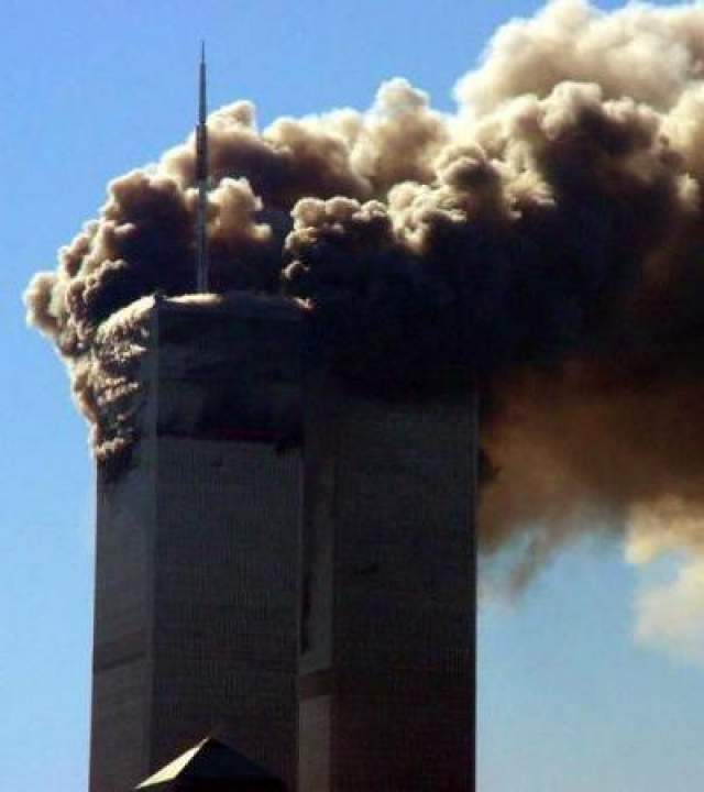 В результате этого обе башни обрушились, вызвав серьезные разрушения прилегающих строений. Третий самолет (рейс 77 American Airlines) был направлен в здание Пентагона, расположенное недалеко от Вашингтона. 