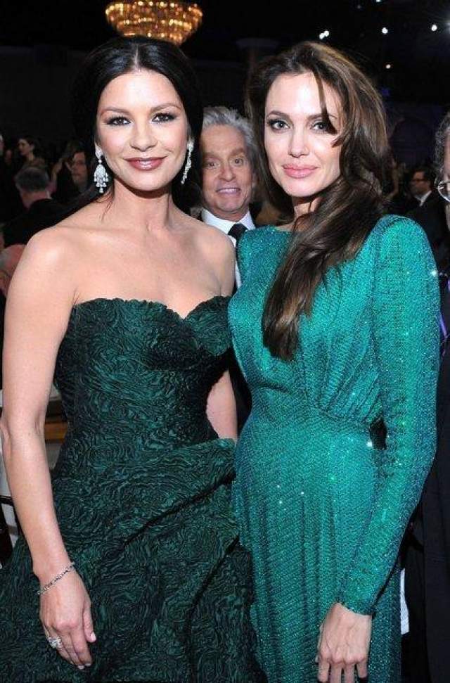 Майкл Дуглас с прекрасными дамами в зеленом: Кэтрин Зета-Джонс и Анжелиной Джоли. 