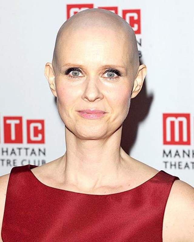 Синтия стала лысой ради роли больного раком профессора в бродвейской постановке "Wit" в январе 2012 года. 