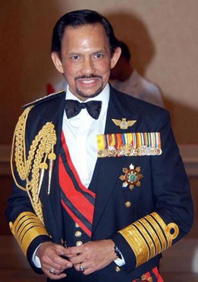 Хассанал Болкиах. Султан Брунея - один из богатейших монархов мира: он владеет состоянием в 30 миллиардов долларов. В его дворце 1784 комнаты, включая банкетные залы и кладовку.