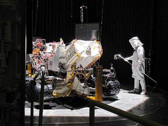 "Любопытный" марсоход весит одну тонну и достигает трех метров в длину и 2,1 метра в высоту. Аппарат работает на плутонии-238, а подпитывается от электрического генератора.  На фото: подготовка к полету в марте 2011 года
