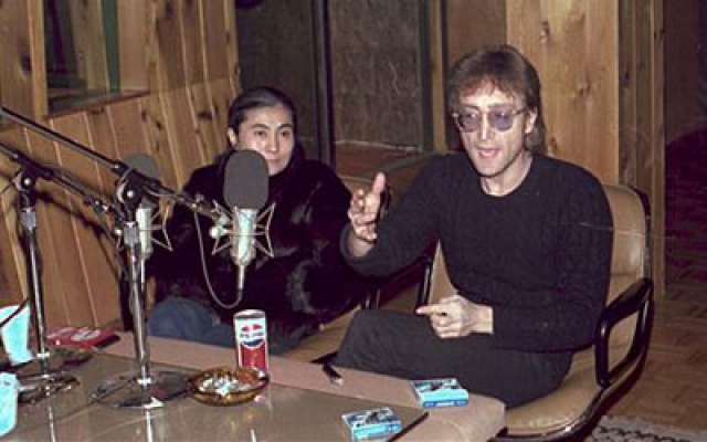 Это фото Леннона и Оно, сделанное за 2 дня до гибели музыканта: через два дня он был застрелен сумасшедшим фанатом. Всего в студии было сделано 10 снимков, каждый из которых сейчас оценивается в сумму свыше 1500 долларов.