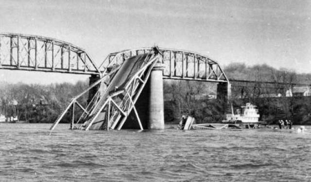 Все эти наблюдения произошли накануне обрушения моста Сильвер-Бридж. Он обрушился во время часа пик, 48 человек погибли.  На фото: мост Сильвер-Бридж 15 декабря 1967 года. 