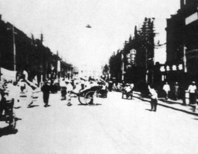 Эта фотография показывает неопознанный летающий объект, который видели в небе над Tiensten, провинция Хэбэй, Китай, в 1942 году. 