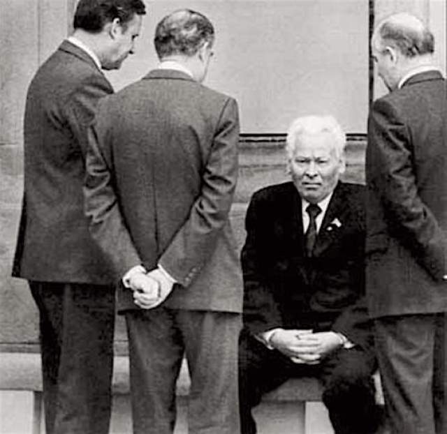 Умер Константин Черненко 10 марта 1985 года. Тремя днями ранее в СССР прошли выборы в Верховный Совет. Телевидение показало генсека, который нетвердой походкой подошел к урне, опустил в нее бюллетень, вяло помахал рукой и невнятно произнес: "хорошо".