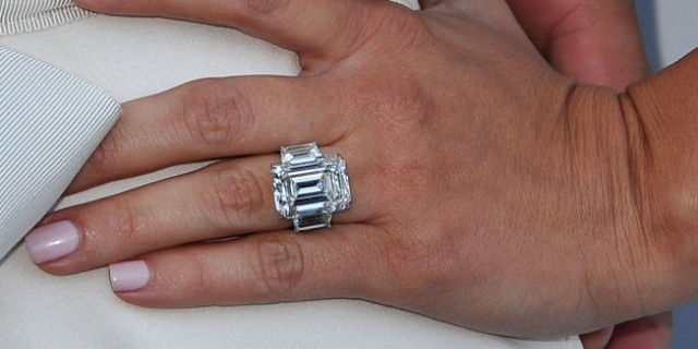 Через три месяца после официального развода Крис решил продать 20-каратное обручальное кольцо, которое он подарил Кардашьян на помолвку и за которое выложил два миллиона долларов. Продано украшение было всего за $749 тысяч.