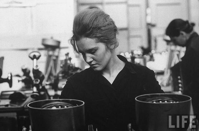 Девушка работает на заводе, 1961 год.