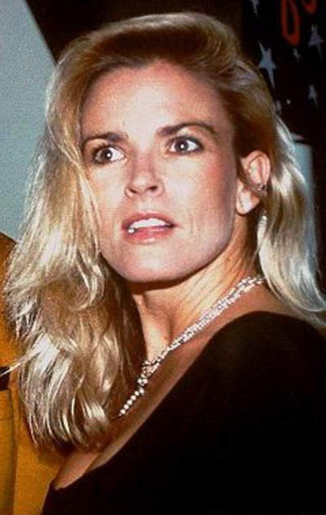 В июне 1994 года тело бывшей жены спортсмена, Николь Браун-Симпсон, было обнаружено в бывшем доме четы Симпсон. 