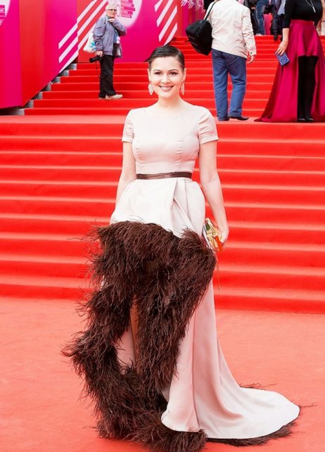 Мария Кожевникова на Московский кинофестиваль надела вот такое "бородатое" платье.