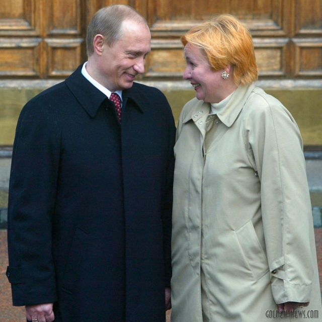 Через три года после знакомства Путин сделал будущей жене предложение. 28 июля 1983 года они поженились. 28 июля 2013 года, когда до "жемчужной свадьбы" оставалось полтора месяца, пара объявила о разводе.