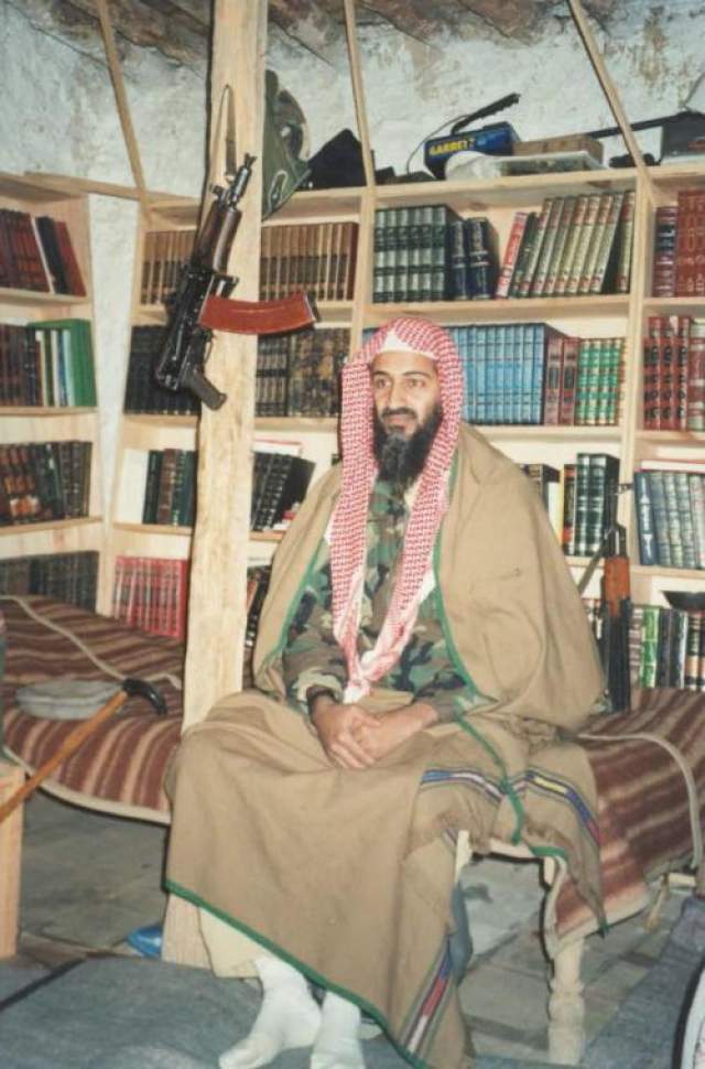Выяснилось, что больше всего книг в личной библиотеке основателя "Аль Каиды" были посвящены тому, как западные авторы пишут о терактах 11 сентября, ответственность за которые бен Ладен взял на себя. 
