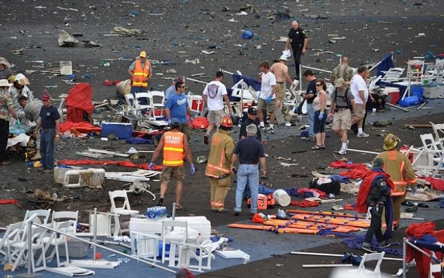 Самолет врезался в так называемые премиальные трибуны. Погибло 10 человек. Спасатели и бригады "скорой помощи" доставили в больницы Невады 56 пострадавших.