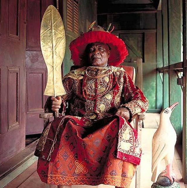 Игве Кеннет Ннаджи Онимеке Оризу III. Король племени нневи в Нигерии. Когда в 1963 году его провозгласили королем, Игве был фермером, а его 10 жен родили ему 30 детей.