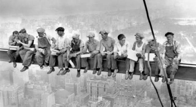 10. Кто были люди на небоскребе  Одним из самых известных снимков в истории фотографии считается фотография группы монтажников-высотников, спокойно завтракающих на стальной балке в нескольких сотнях метров над улицами Нью-Йорка 