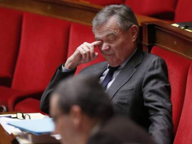 Бывший глава Национальной ассамблеи Франции Бернар Аккуайе борется со сном во время дебатов в феврале 2013 года