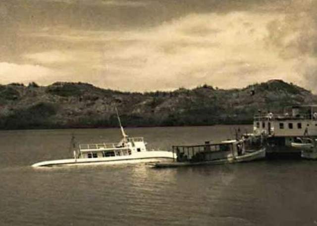 Призрачный экипаж судна "MV Joyita" Так же как и "Титаник", судно "MV Joyita" считалось "непотопляемым". В начале октября 1955 года корабль отправился к берегам новозеландского архипелага Токелау. Спустя 37 дней он был найден наполовину затронувшим недалеко от Вануа-Леву, второго по величине острова Фиджи. Все двадцать пять пассажиров и члены экипажа судна таинственным образом куда-то исчезли. 