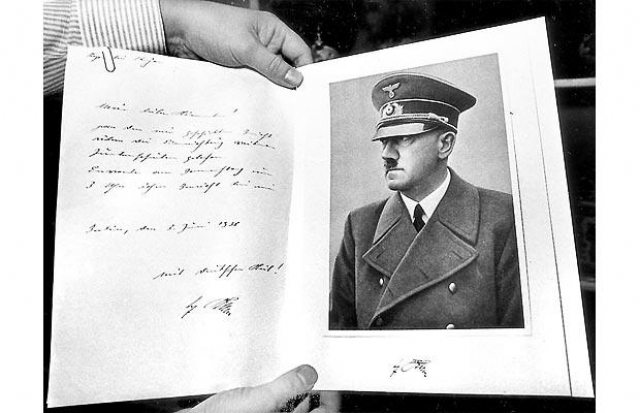 22 апреля 1983 года немецкий журнал "Шпигель" начал публикацию дневников Гитлера . Однако, после продажи дневников за баснословную сумму, их автор признался в подделке.