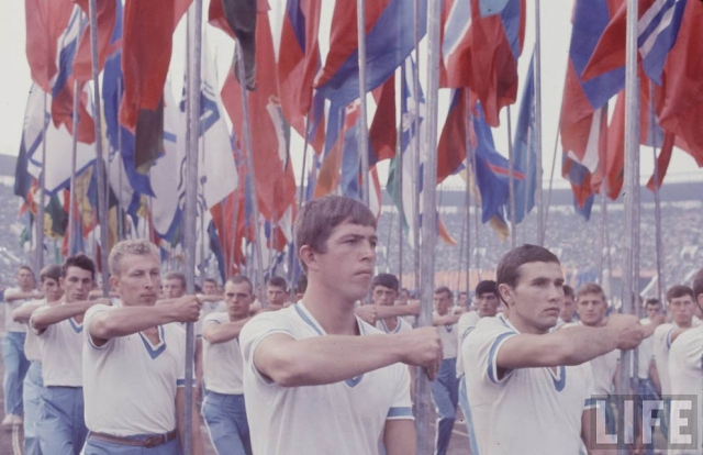Фотограф Билл Эппридж опубликовал серию фото "Советская молодежь" в американском журнале "LIFE".