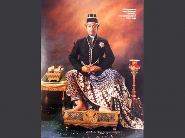 Хаменгкубувоно X. Султан индонезийского округа Джокьякарта отменил многоженство из любви к своей единственной жене Густи.