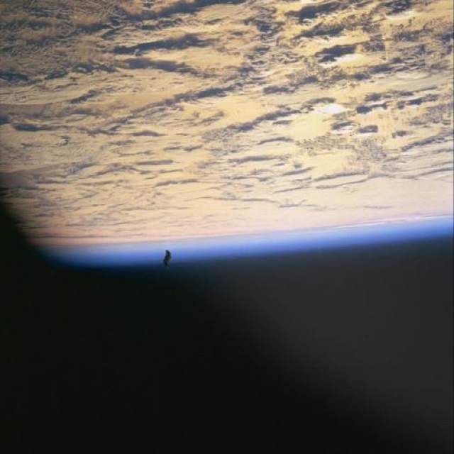 Снимки, полученные во время миссии НАСА STS-88 позволили сделать заключение о искусственном происхождении объекта. 