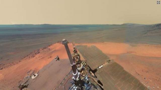 Марсоход Curiosity передал на Землю первые цветные изображения Красной планеты в высоком разрешении. На двух снимках, полученных NASA, запечатлена гора Шарп и панорама вокруг нее. Полученные фото дают возможность максимально детально рассмотреть марсианскую поверхность, что в свою очередь создает невероятные ощущения присутствия на Красной планете.